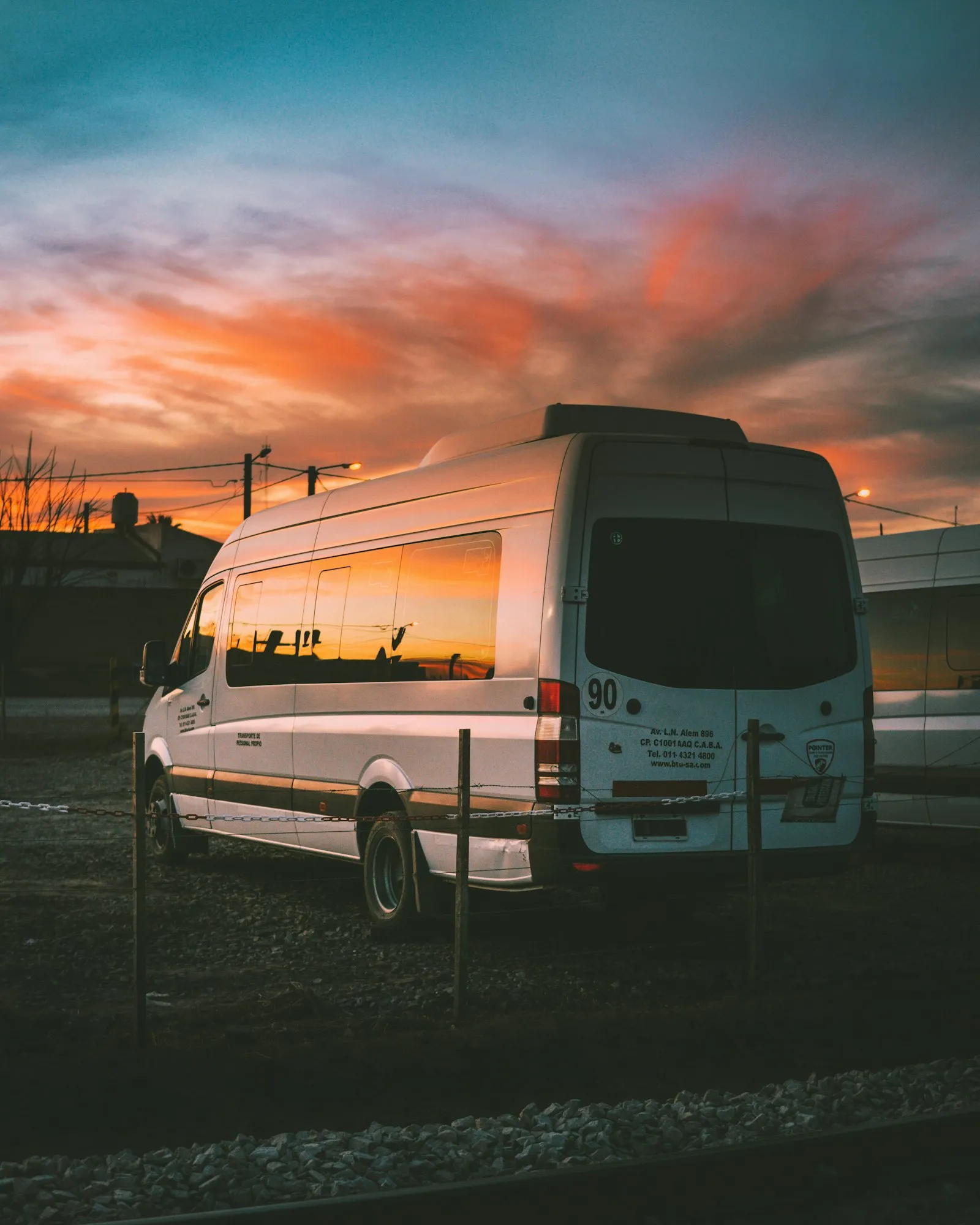 Микроавтобус Mercedes-Benz Sprinter на площадке перед выездом